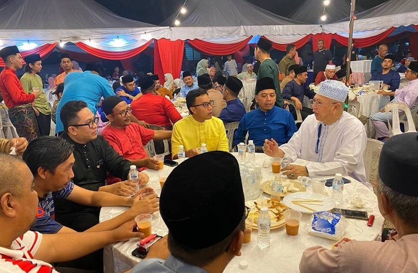 Annuar beramah mesra dengan tetamu yang hadir pada Majlis Rumah Terbuka Aidilfitri Ahli Dewan Undangan Negeri (ADUN) Kok Lanas di Kota Bharu.