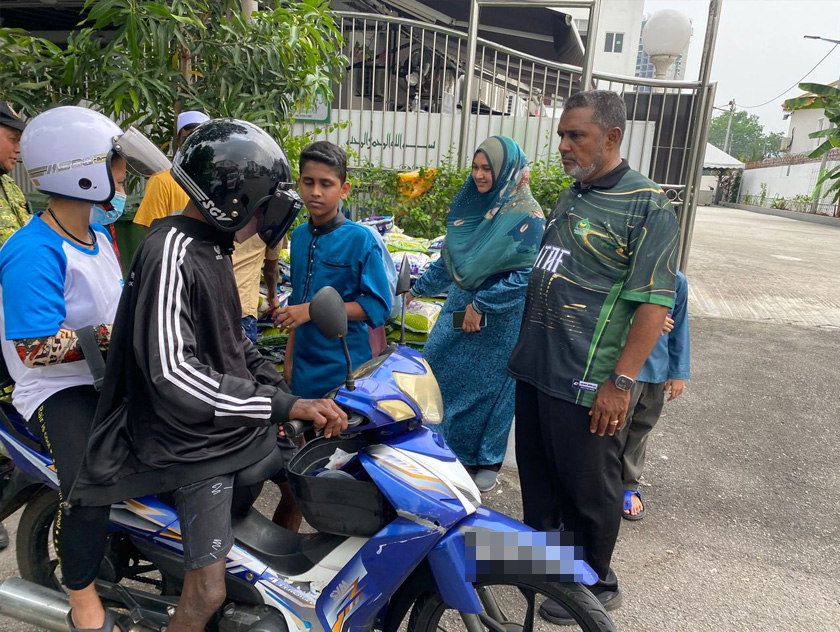 Penduduk mendapatkan sumbangan daripada Datuk Jawahar Ali. - Gambar Astro AWANI