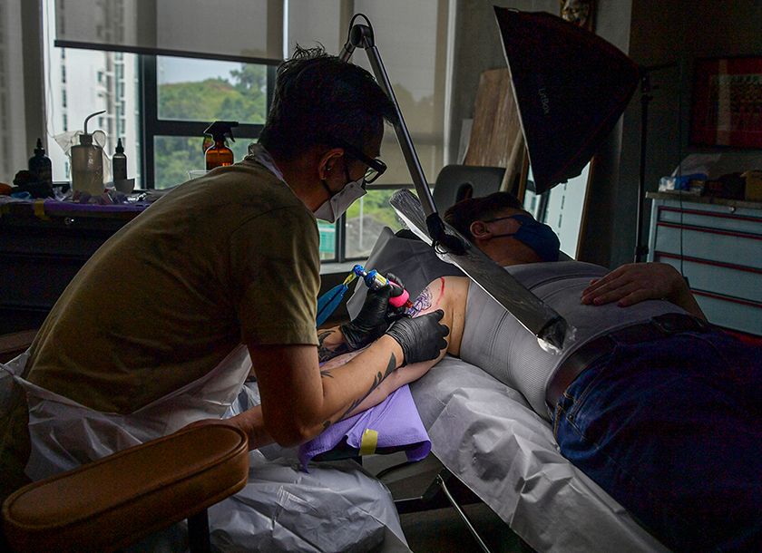 Eddie melukis tatu pada tangan pelanggan di studionya, Borneo Ink Tattoo, yang terletak di Sri Hartamas, Kuala Lumpur. --fotoBERNAMA