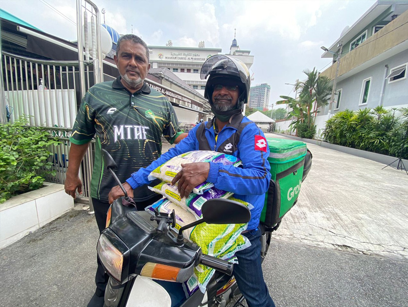 Untuk tahun ini, sebanyak 2,000 bungkusan keperluan Syawal disalurkan kepada penduduk setempat. - Gambar: Astro AWANI