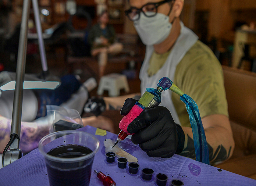 Bagi Eddie, beliau ada cara tersendiri dalam menangani “orang luar” yang datang ke studionya meminta dicacah tatu suku kaum beliau atau mana-mana tatu daripada kebudayaan Polinesia. --fotoBERNAMA