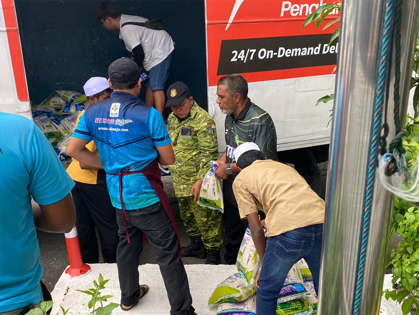 Datuk Jawahar Ali mengagihkan beras dan sumbangan barangan keperluan menggunakan lori. - Gambar Astro AWANI