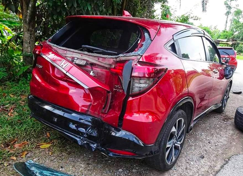 Keadaan SUV yang turut remuk akibat tayar treler tersebut. - Foto Sinar Harian