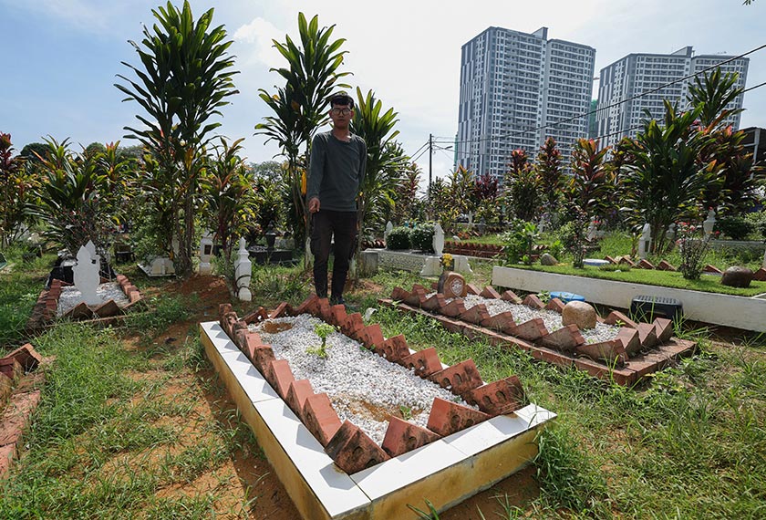 Beberapa waris terkejut melihat ketiadaan batu nisan ketika menziarahi kubur pada pagi raya seminggu lepas, sebelum ia tular di Facebook semalam. - Foto BERNAMA