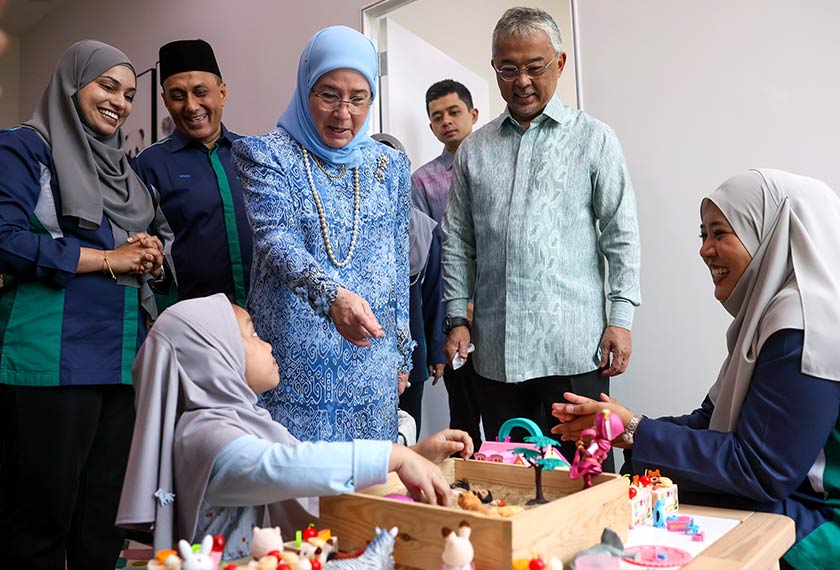 Yang di-Pertuan Agong dan Raja Permaisuri Agong beramah mesra dengan adik Anisa Sumayyah Mohd Hafizuddin (duduk, kiri), yang smelakukan demonstrasi ketika melawat Pusat Kesihatan dan Rehabilitasi WQ Park Kuantan hari ini. - Foto BERNAMA