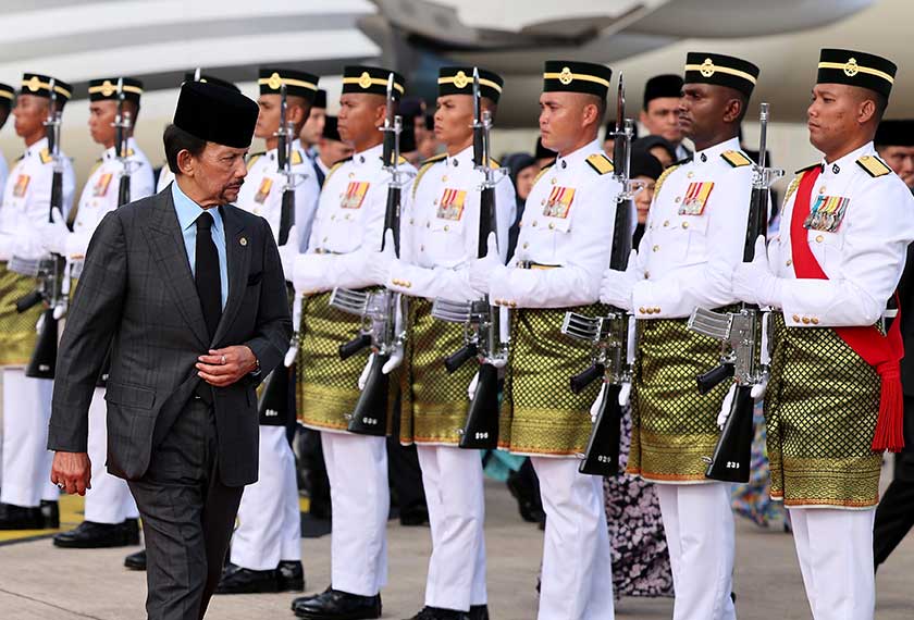 Sultan Brunei Sultan Hassanal Bolkiah berkenan tiba di Pangkalan Udara Tentera Udara Diraja Malaysia Subang hari ini sempena Lawatan Negara ke Malaysia selama tiga hari.  - Foto BERNAMA