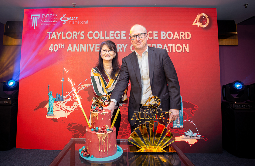 Josephine Tan, Pengarah Kampus Taylor’s College, dan Matthew Taverner, Pengarah SACE International, SACE Board of South Australia memotong kek meraikan 4 dekad kerjasama Taylor’s College-Lembaga SACE.