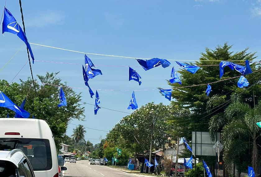 Perang bendera parti-parti politik semakin meriah di tepi jalan raya