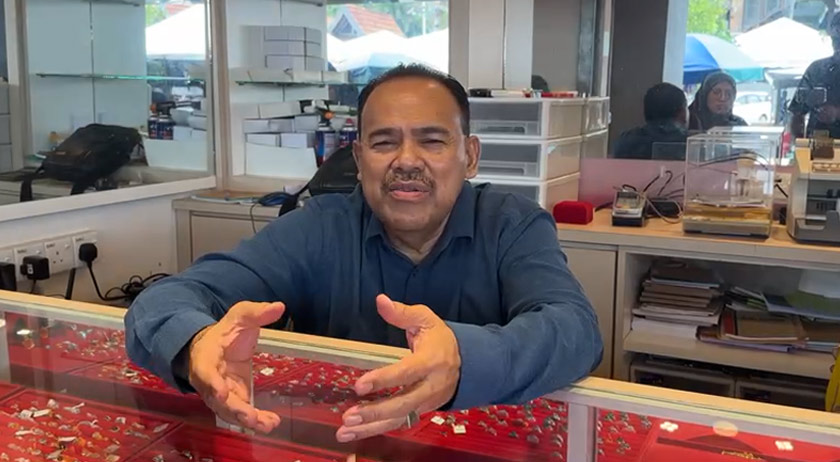 Wahab Ali, memiliki tiga kedai emas di Kuala Terengganu