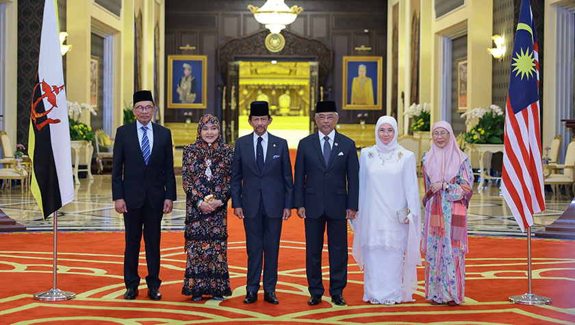 Yang di-Pertuan Agong dan Raja Permaisuri Agong berkenan bergambar kenangan bersama Sultan Brunei Sultan Hassanal Bolkiah dan Raja Isteri Pengiran Anak Saleha hari ini. - Foto BERNAMA