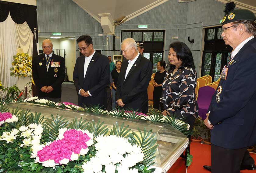 Menteri Belia, Sukan dan Pembangunan Usahawan Sarawak Datuk Seri Abdul Karim Rahman Hamzah memberi penghormatan terakhir kepada pejuang negara Mejar (B) Michael Riman Bugat 71, yang meninggal dunia Isnin lepas di Dewan Suarah Kuching hari ini. - Foto BERNAMA