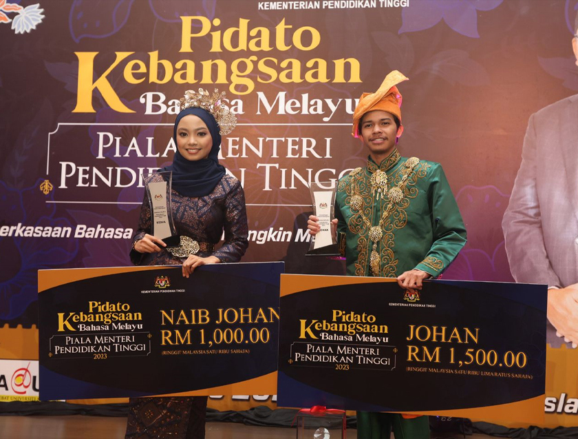 Johan Pertandingan Pidato Kebangsaan Bahasa Melayu, Piala Menteri Pendidikan Tinggi iaitu Wakil Universiti Kebangsaan Malaysia (UKM), Muhammad Mukhlisul Mubin (kanan) manakala Naib Johan wakil Universiti Teknologi MARA (UiTM), Ivanatasha Abdul Majid (kiri) - Foto/USIM