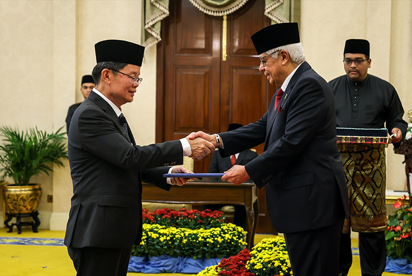 Yang Dipertua Negeri Pulau Pinang Tun Ahmad Fuzi Abdul Razak menyampaikan watikah pelantikan sebagai Ketua Menteri kepada Chow Kon Yeow pada Istiadat Pengurniaan Surat Cara Pelantikan Dan Istiadat Mengangkat Sumpah Jawatan Dan Taat Setia Serta Sumpah Rahsia Ketua Menteri di Seri Mutiara hari ini. - Foto BERNAMA
