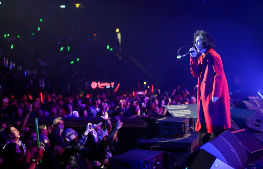 Konsert menjadi spektakular kerana berjaya membuat 5,000 peminat yang datang duduk tidak meninggalkan kerusi dan yang berdiri tetap setia. - Foto Gempak