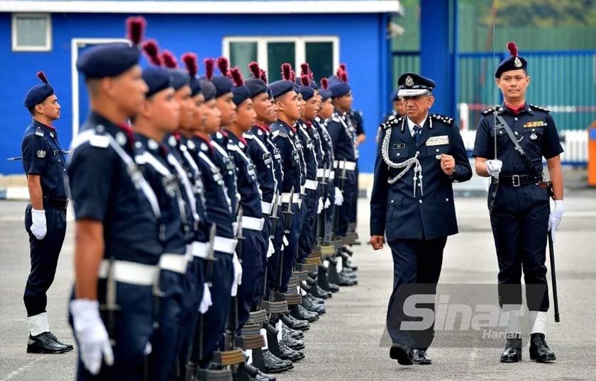  Azri memeriksa perbarisan ketika majlis serah terima tugas di IPK Kuala Lumpur pada Isnin. - Foto Sinar Harian /ASRIL ASWANDI SHUKOR