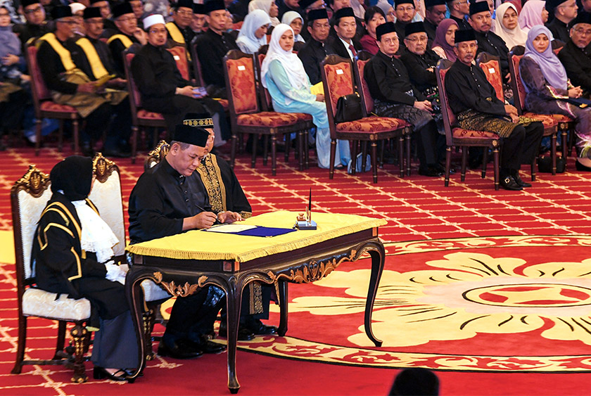 hli Dewan Undangan Negeri (ADUN) N.13 Sikamat Datuk Seri Aminuddin Harun mengangkat sumpah sebagai Menteri Besar Negeri Sembilan di hadapan Yang Dipertuan Besar Negeri Sembilan Tuanku Muhriz Ibni Almarhum Tuanku Munawir pada Istiadat Penyerahan Watikah, Pelantikan dan Mengangkat Sumpah Menteri Besar Negeri Sembilan di Balairung Seri Istana Besar Seri Menanti hari ini. - Foto BERNAMA