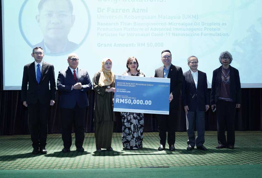 Dr Fazren telah menerima geran berjumlah RM50,000 bagi meneruskan kajian beliau bertajuk – “Bioengineered-Microalgae Oil Droplet as a Production Platform of Advances Immunogenic Protein Particles for Intranasal COVID-19 Nanovaccine Formulation”.