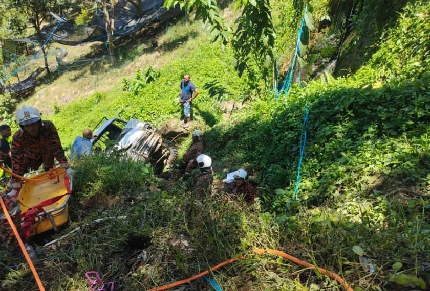 Anggota bomba menggunakan tali dan alat pengusung untuk membawa naik mayat mangsa. - Foto Sinar Harian