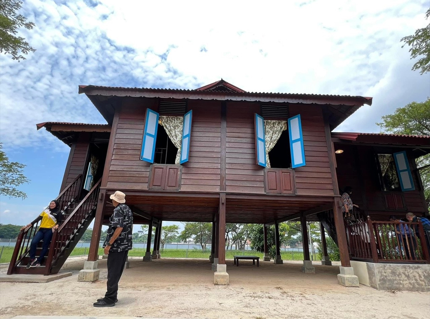 Mohd Odzman di luar perkarangan Galeri Rumah Lat di Batu Gajah. - Astro AWANI