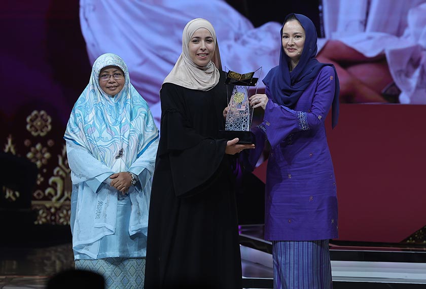 Tuanku Zara Salim berkenan mengurniakan hadiah kepada Sara Belmamoun pada Majlis Perasmian Penutupan Tilawah dan Menghafaz Al-Quran Peringkat Antarabangsa (MTHQA) ke-63 malam tadi. - Gambar BERNAMA