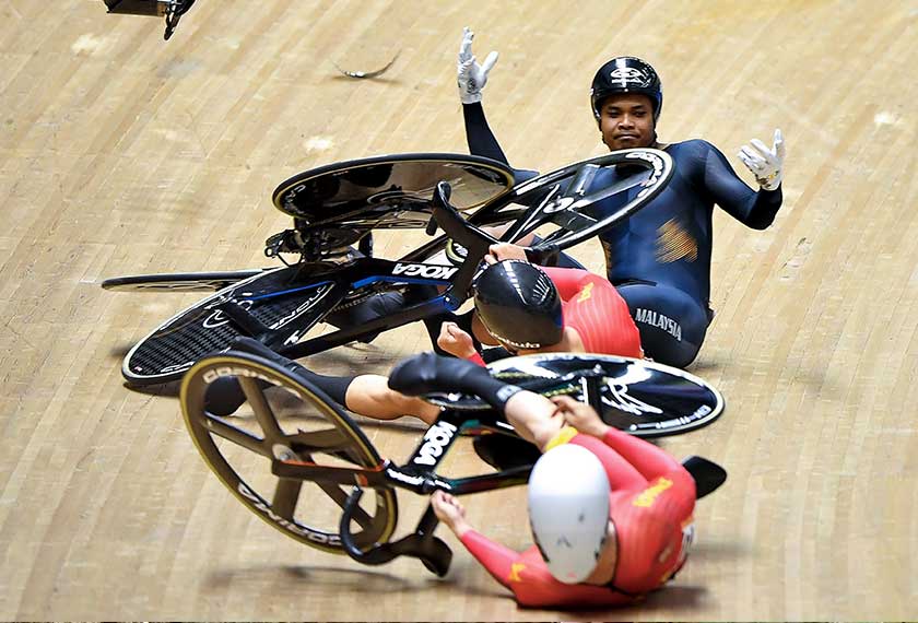 Muhammad Shah (belakang) mengalami kemalangan semasa beraksi pada acara Men Elite Keirin sempena Kejohanan Berbasikal Trek Asia 2023 di Velodrom Nasional di Nilai, 18 Jun 2023. --fotoBERNAMA 