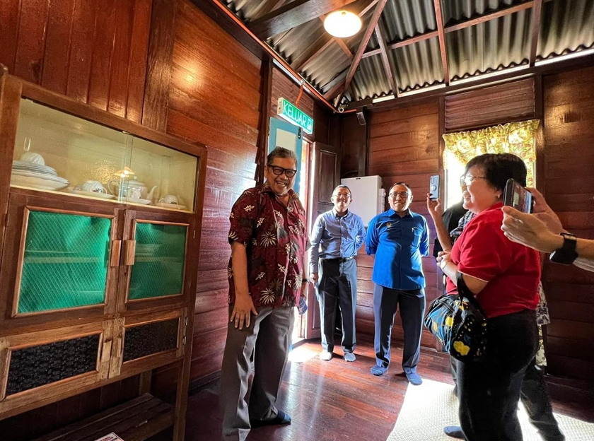 Datuk Lat ketika melayan pengunjung di galeri tersebut. - Astro AWANI