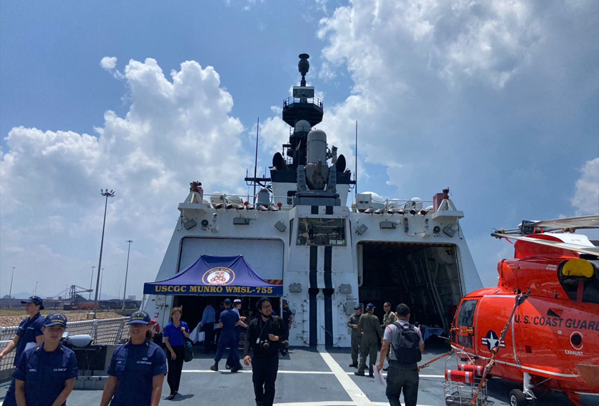 dilengkapi helipad berserta helikopter