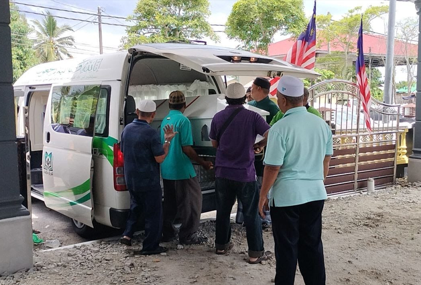 Jenazah Nurulafiqah dibawa ke rumah ibunya di Bagan Tiang di sini dan tiba pada pukul 2.30 petang untuk dikebumikan selepas solat Asar. - Foto Astro AWANI