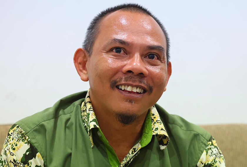 Azrennizam ketika ditemui media semasa proses menghantar pulang panda melalui Kompleks Kargo KLIA malam tadi. -- fotoBERNAMA