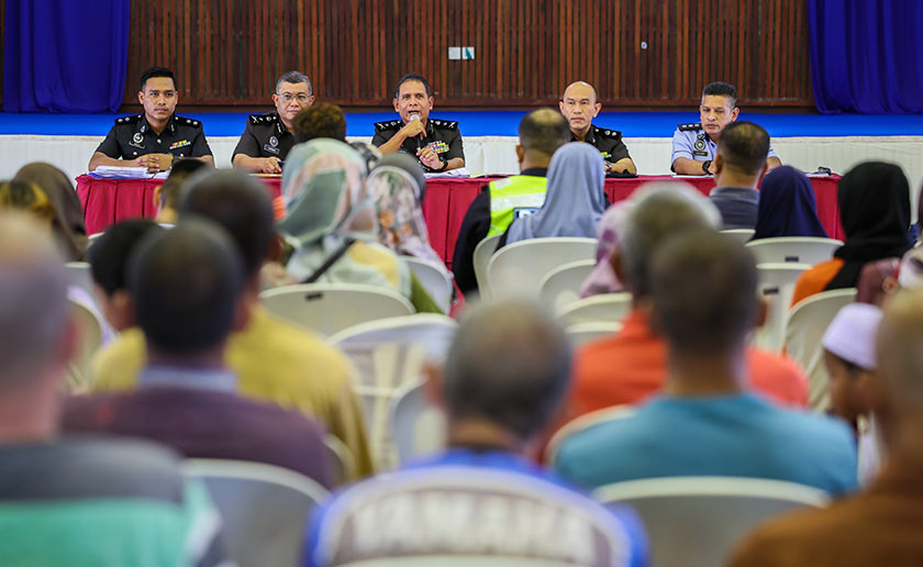 Timbalan Pengarah Penjara Negeri Pahang, Raja Mohd Amazon Raja Daud (tengah) berucap pada Pelepasan Banduan Secara Berlesen (PBSL) sempena sambutan Hari Kemerdekaan ke-66 di Penjara Penor hari ini. - Foto Bernama