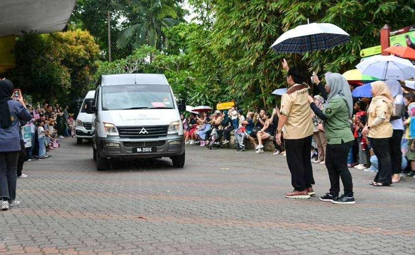 Suasana pilu menyelubungi Zoo Negara apabila anak panda gergasi, Yi Yi dan Sheng Yi yang comel dan menjadi sebahagian daripada keluarga di pusat pelancongan itu dihantar pulang ke China pada Selasa.