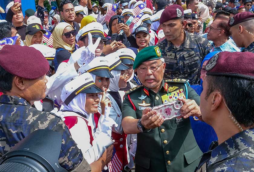 Yang di-Pertuan Agong dalam aksi spontan, luar daripada kebiasaan dan protokol, meluangkan masa kira-kira sejam beramah mesra, bersalaman dan mengambil swafoto dengan peserta perarakan dan pengunjung. - Foto Bernama