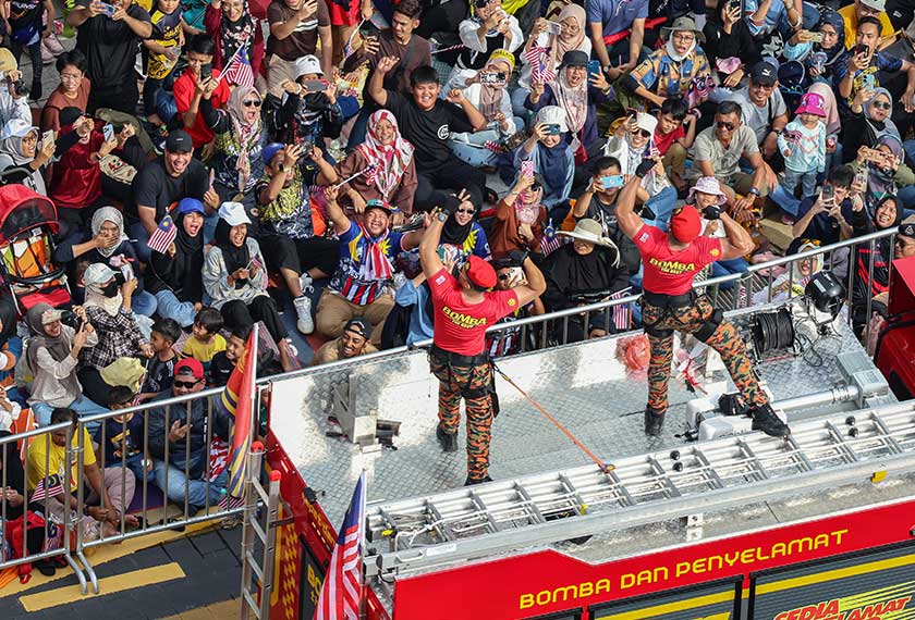 Reaksi anggota Bomba dan Penyelamat Malaysia pada acara perbarisan dan perarakan sempena sambutan Hari Kebangsaan ke-66 yang bertemakan “Malaysia MADANI: Tekad Perpaduan, Penuhi Harapan” di Dataran Putrajaya hari ini. - Foto Bernama