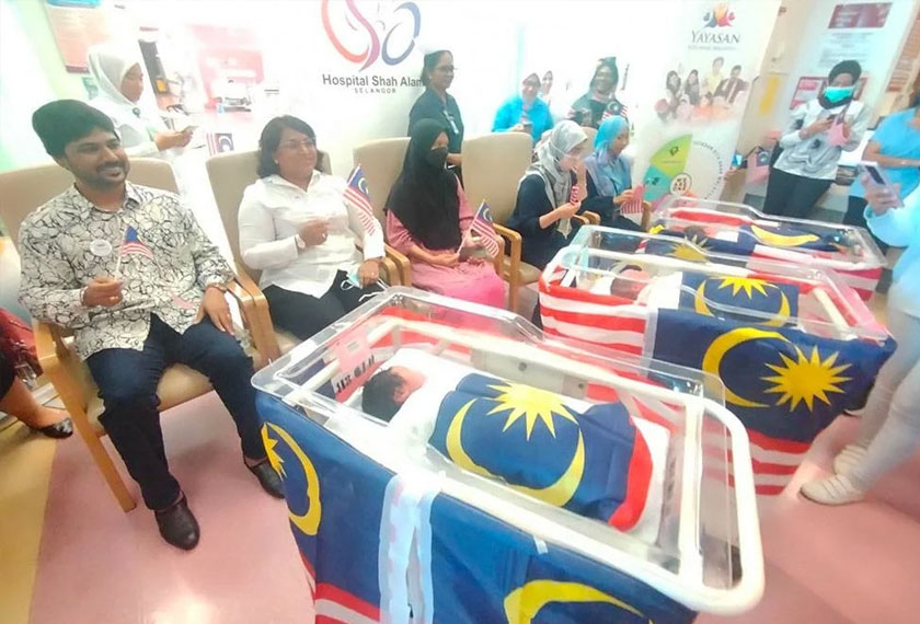  Tiga dari tujuh bayi bertuah itu diraikan Yayasan Kita Anak Malaysia diketuai Pengarah Urusannya, Dr Sara Chinnasamy (dua kiri). - Foto Sinar Harian