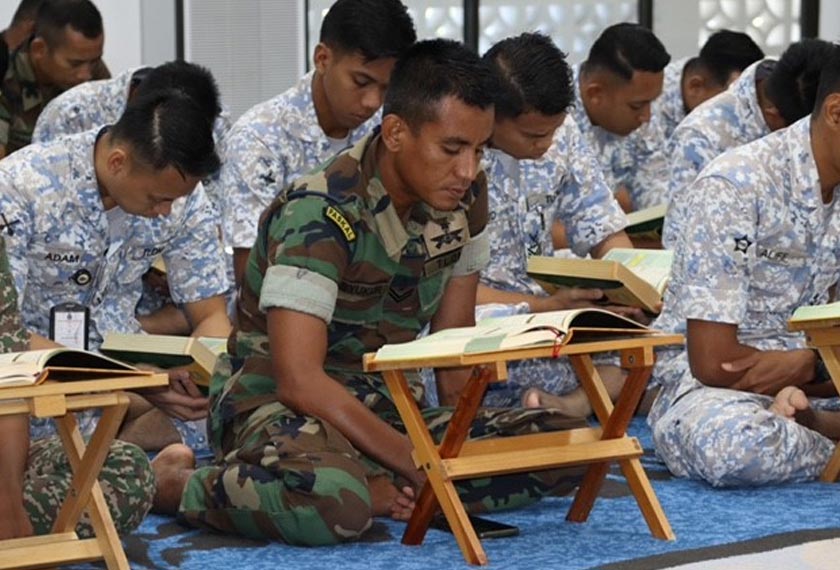 Seramai 30 orang pemegang Panji Al-Insan dari Rumah Ngaji Teluk Muroh bersama-sama 20 warga TLDM terlibat bagi menjayakan program di kapal TLDM itu. - Foto TLDM