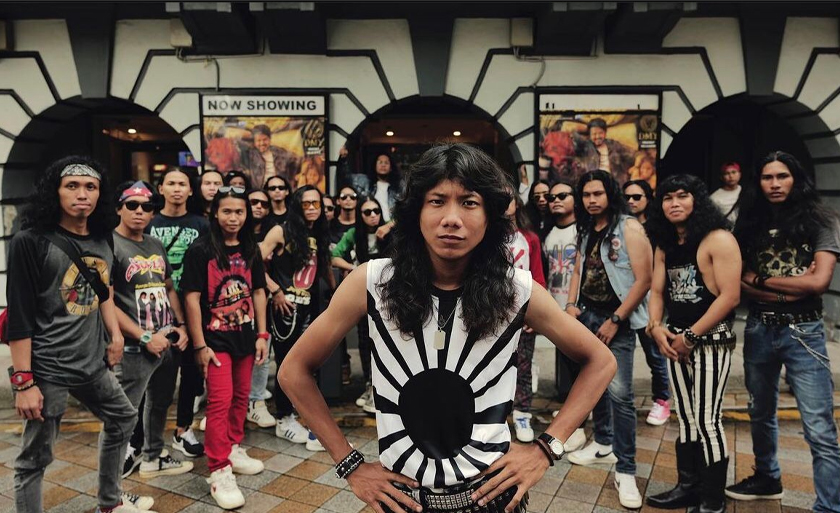 Mereka anak-anak muda zaman ini, namun minat mereka 'terlontar' ke suatu zaman ketika genre rock berada di kemuncaknya.