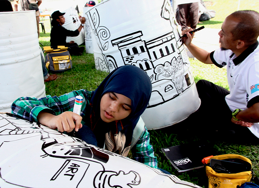 Peserta termuda Ainnur Ahmad Farid, 11, antara 20 peserta yang mengambil bahagian dalam cabaran melukis seni doodle di atas tong drum pada Program Pekan Kartun edisi ke-9 di Kellie's Castle, Batu Gajah, 10 Dis 2023. --fotoBERNAMA