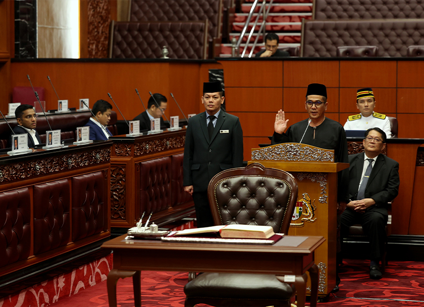 Abdul Halim mengangkat sumpah jawatan sebagai Ahli Dewan Negara di Bangunan Parlimen, 11 Dis 2023. --fotoBERNAMA