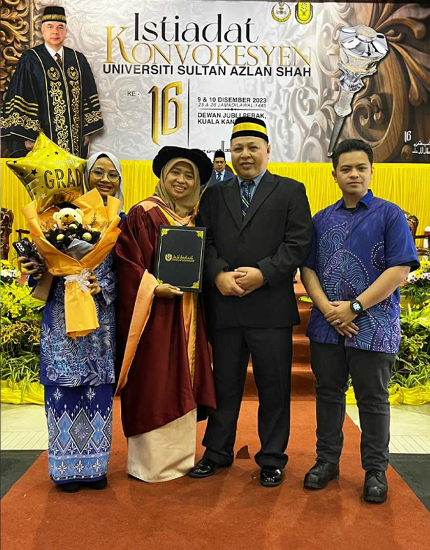 Dr Hanita Hashim (tiga dari kanan) mendapat sokongan keluarga dalam menyiapkan tesis sehingga menggenggam Ph.D semasa Istiadat Konvokesyen di USAS, Kuala Kangsar, Perak, baru-baru ini. - Gambar Astro AWANI