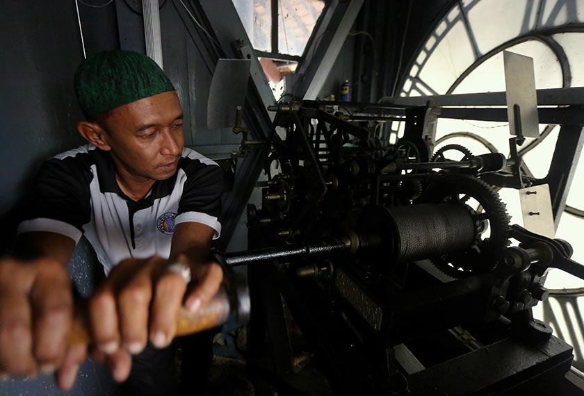 Hisham menggalas amanah bagi memastikan jam Menara Condong terus berdenting bagi tatapan pelbagai lapisan masyarakat termasuk pelancong dari luar negara. - Bernama