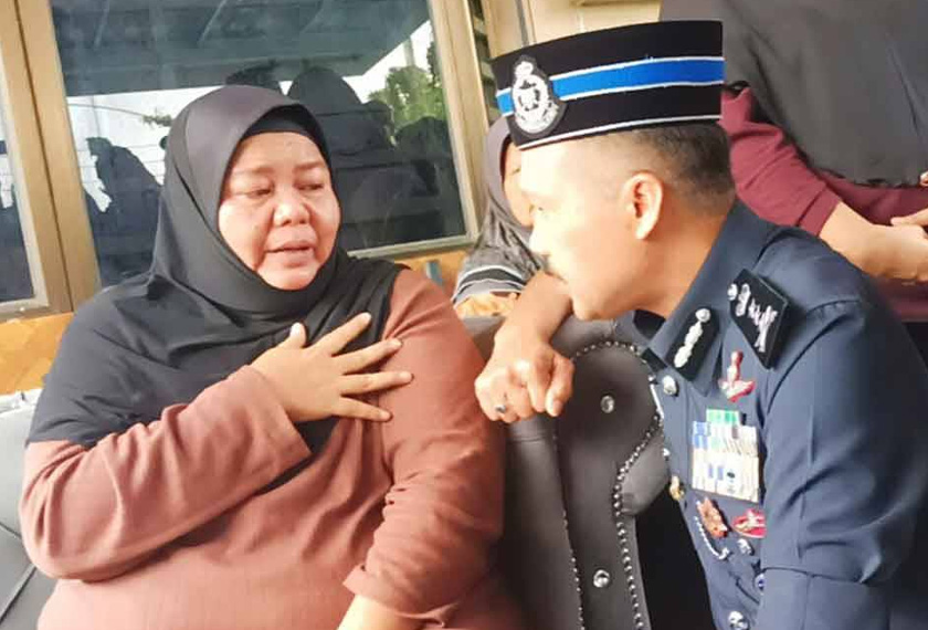 Mohd Yusri menyantuni ibu mangsa, Mimi Julia Ismail, 50, ketika mengadakan kunjungan ke kediaman keluarga mangsa itu di Taman Chepor Sentosa pada Sabtu. - Foto Sinar Harian