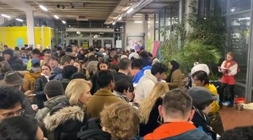 Ahmad Taufeq (berbaju Melayu kuning) melayan ratusan pelajar dan tetamu asing yang mahu mencuba Nasi Lemak dihasilkannya semasa acara Malam Antarabangsa di  Offenburg, Jerman baru-baru ini. - Gambar Astro AWANI