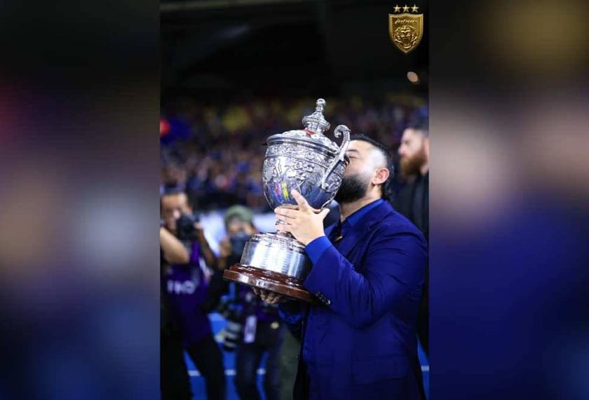 Tunku Ismail mengucup Piala Malaysia di Stadium Nasional Bukit Jalil pada Jumaat lalu. - Foto Facebook Johor Southern Tigers