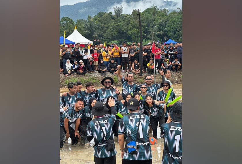 Meskipun team ERA tewas dalam acara bola sepak dalam sawah dengan pasukan Menteri Besar 1-3 namun pengalaman yang mereka perolehi itu amat luar biasa. - Foto Syahdeen Tahir