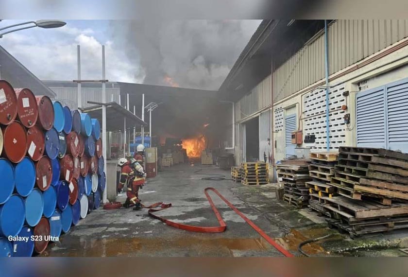 Anggota Bomba dan Penyelamat sedang memadamkan kebakaran kilang di kawasan perusahaan Batu Caves pada Rabu. - Foto JBPM