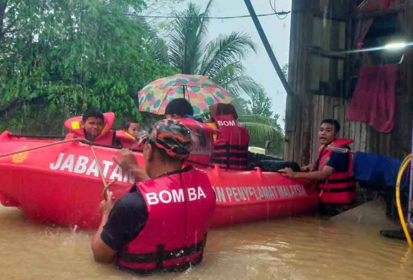 Anggota JBPM Tanah Merah menyelamatkan mangsa banjir di Kampung Bedah, Tanah Merah.