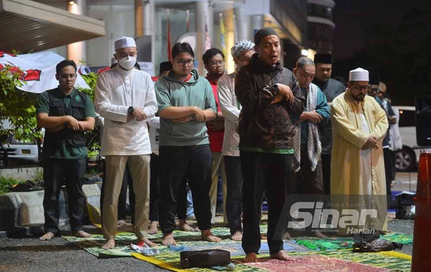 Sebahagian peserta piket 'Kepung Demi Palestin' mengadakan solat hajat solidariti kepada Palestin. - Foto Sinar Harian
