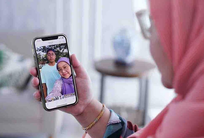 Fazlina Fuad menunjukkan gambar swafoto terakhir bersama Allahyarham anaknya ketika ditemui pemberita di kediamannya di Denai Alam pada Jumaat. - Foto Sinar Harian