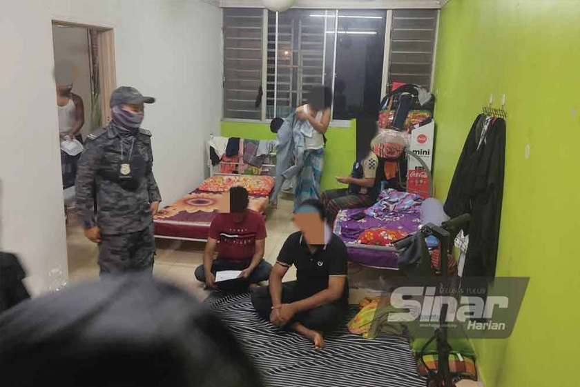 Antara warga asing yang diperiksa dalam serbuan di Apartmen Abdullah Hukum, pada Sabtu. - Foto Sinar Harian