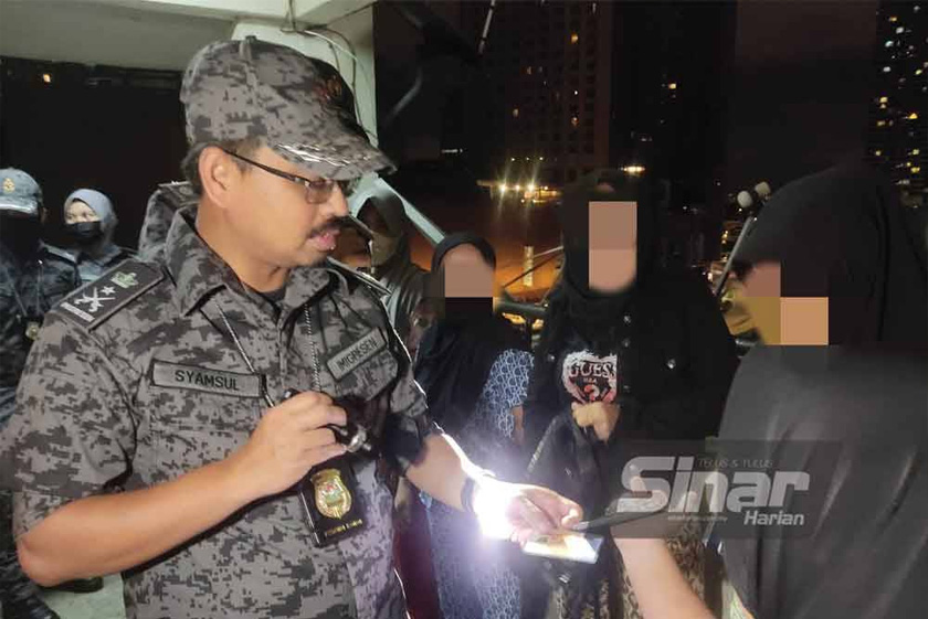 Syamsul menjalankan pemeriksaan ke atas warga asing yang ditahan di Apartmen Abdullah Hukum, pada Sabtu. - Foto Sinar Harian